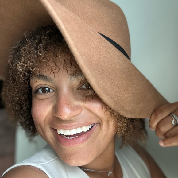 Meet your Posher, Isabella - Picture 1 of 1